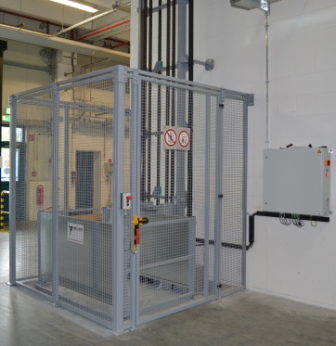 La imagen muestra una situación de montaje típica para un elevador de carga o un montacargas en las instalaciones del cliente